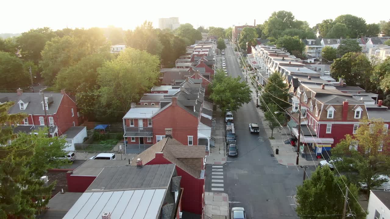 Ripresa aerea in tracking di case a schiera urbane in una città americana durante l'estate, Stati Uniti d'America, area urbana interna