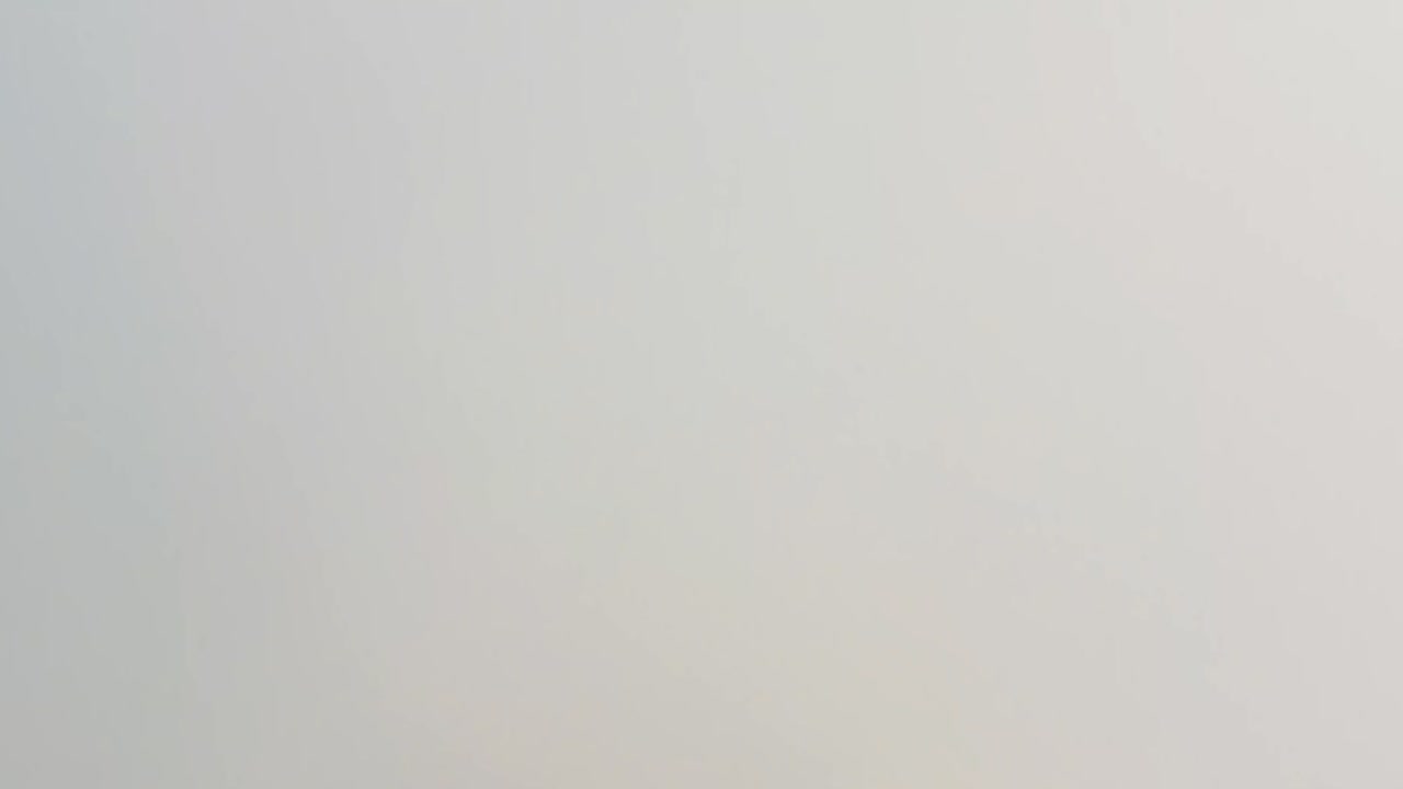 toma aérea de un dron de una chimenea de fábrica que arroja humo a la atmósfera