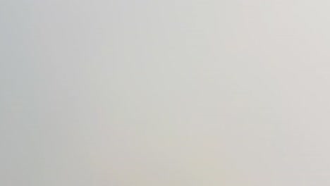 toma aérea de un dron de una chimenea de fábrica que arroja humo a la atmósfera