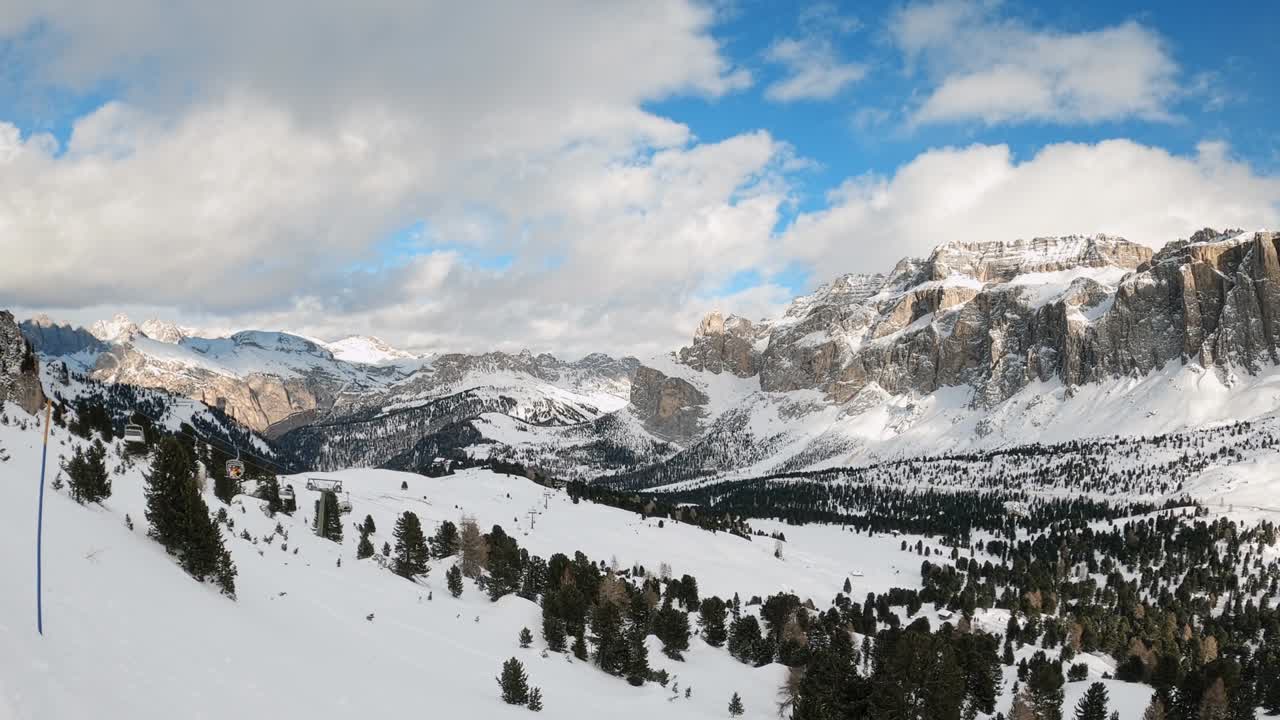 Dolomitlerde kayak merkezi, İtalya