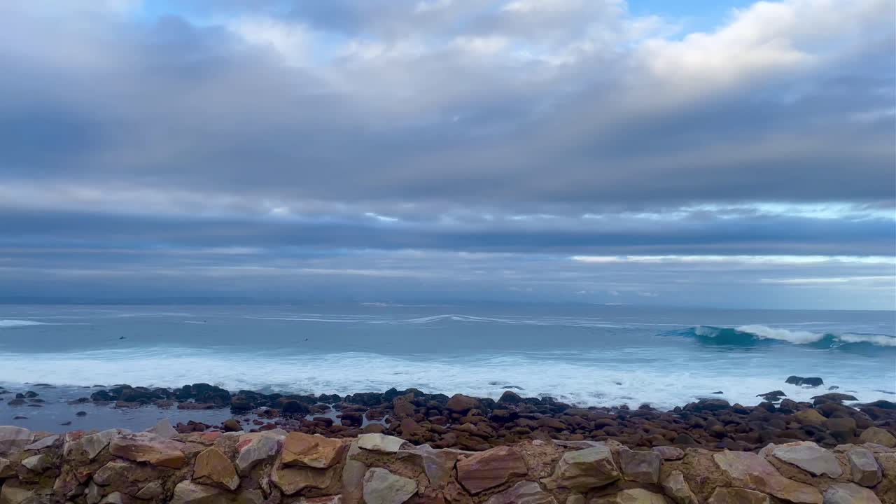 남아프리카 공화국의 모셀베이 (mosselbay) 의 돌벽 뒤에 있는 파도