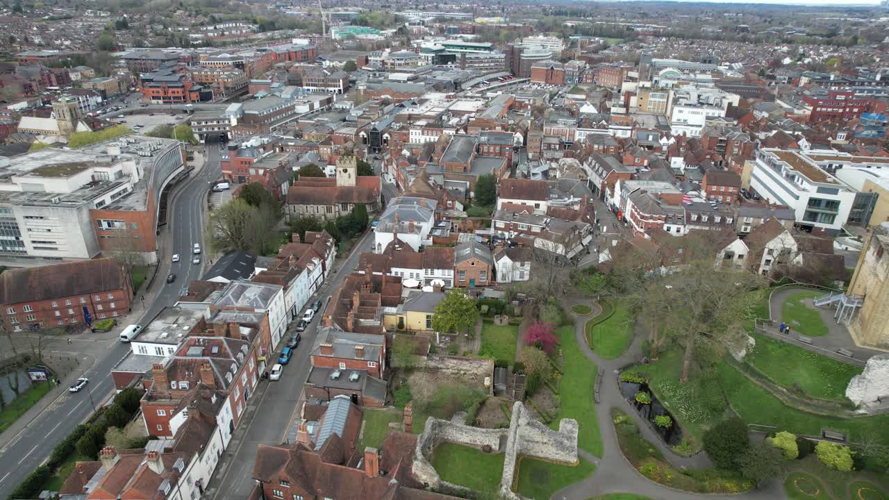 calles y carreteras del centro de la ciudad de guildford, surrey, reino unido, imágenes aéreas de drones