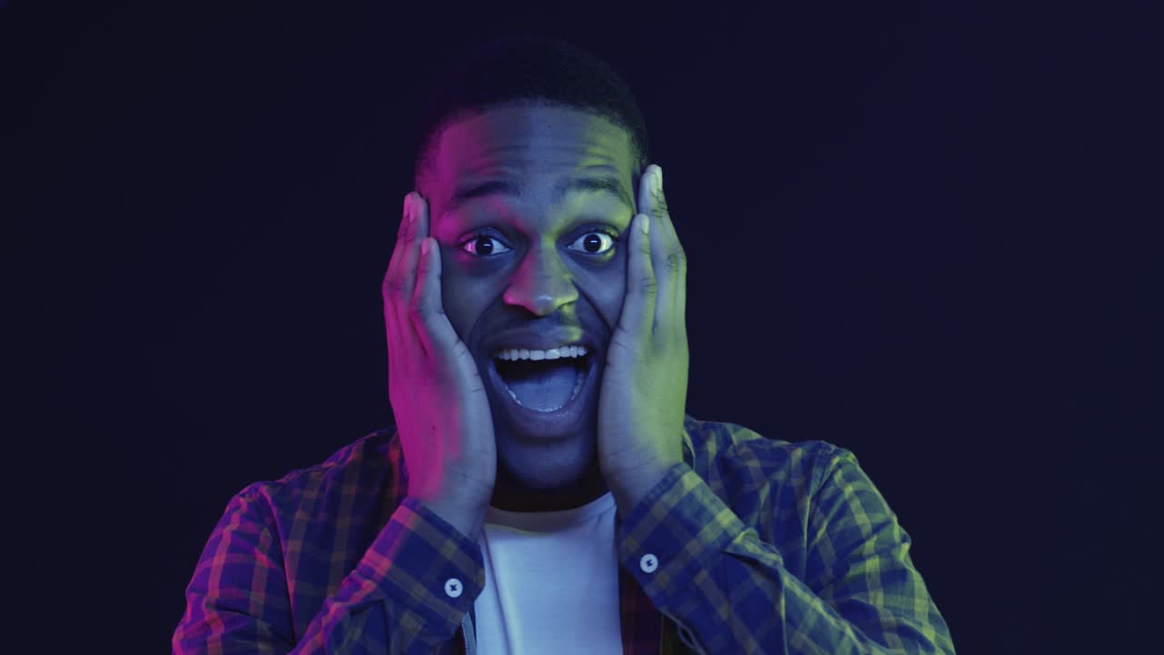 hombre emocionado con iluminación de neón