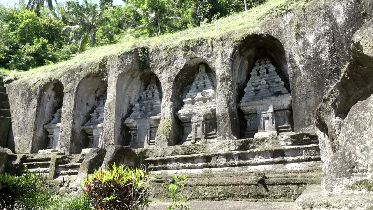 간카위 (gunung kawi) 는 인도네시아 발리 (bali) 의 우부드 (ubud) 북동쪽에 있는 파크시링 (tampaksiring) 에 있는 11세기의 사원 및 장례 시설이다.