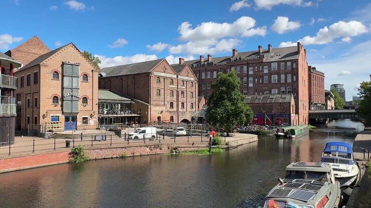 Vista del Nottingham Castle Wharf Canalside lungo il Canale di Nottingham, con vivaci corsi d'acqua britannici vicino a Old Market Square nel centro di Nottingham, Nottinghamshire, Inghilterra
