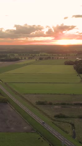 zonsondergang over nederlands landbouwland