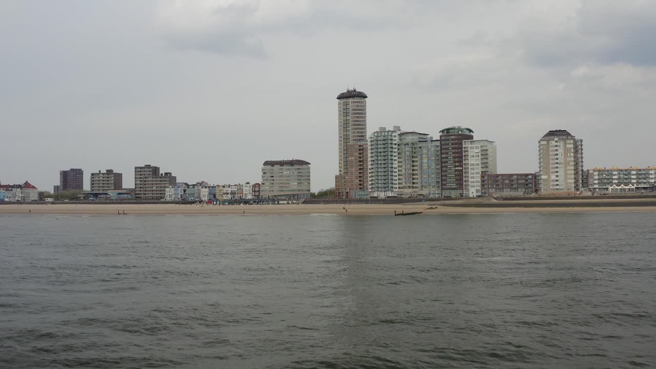 acercamiento aéreo de baja elevación a la playa de la ciudad y al horizonte en vlissingen, zelanda, los países bajos