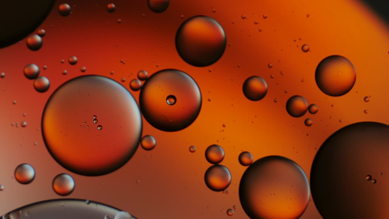 물 위에 떠다니는 기름방울의 다채로운 예술적.