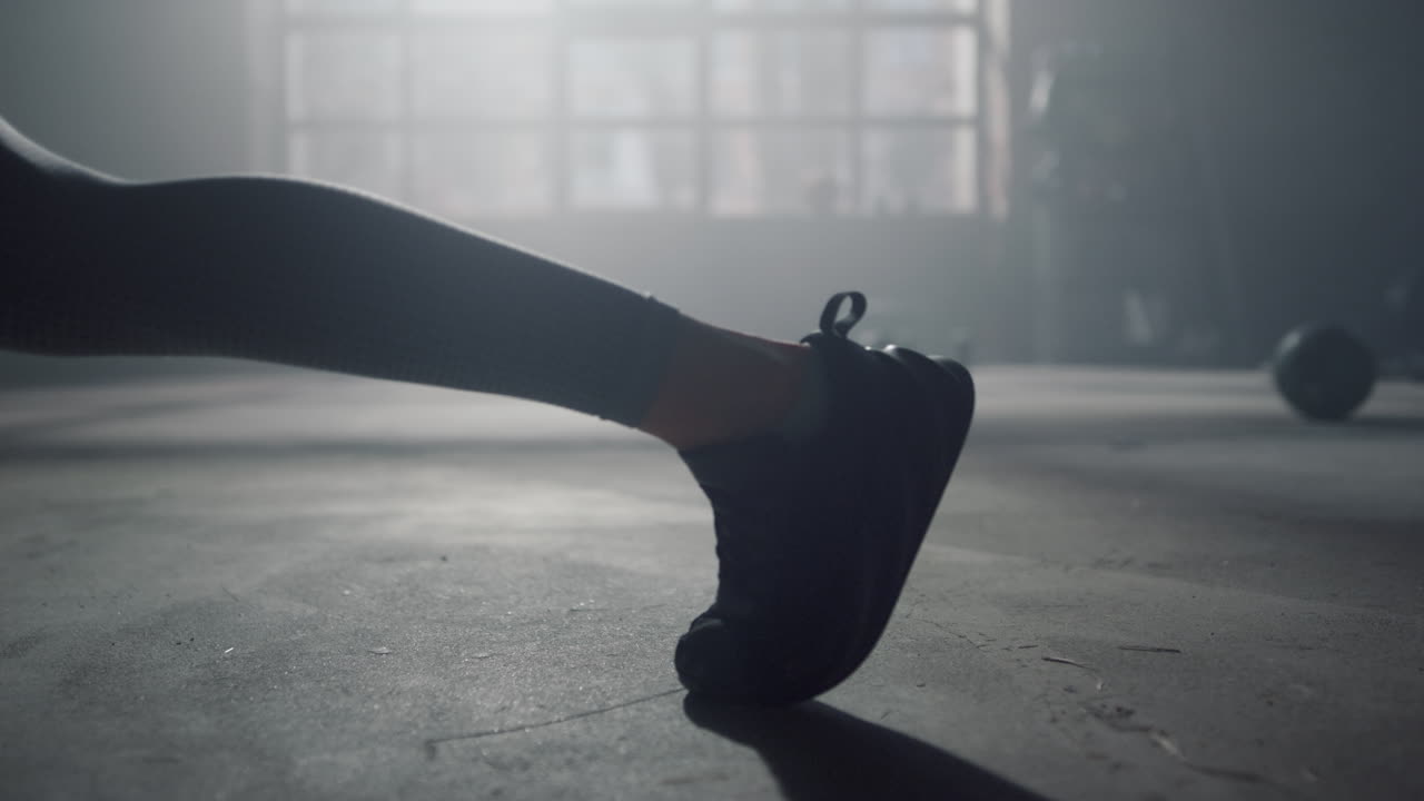 산악 등반 운동 을 하는 여자 의 다리. 플랭크 에서 운동 을 하는 스포츠 여자