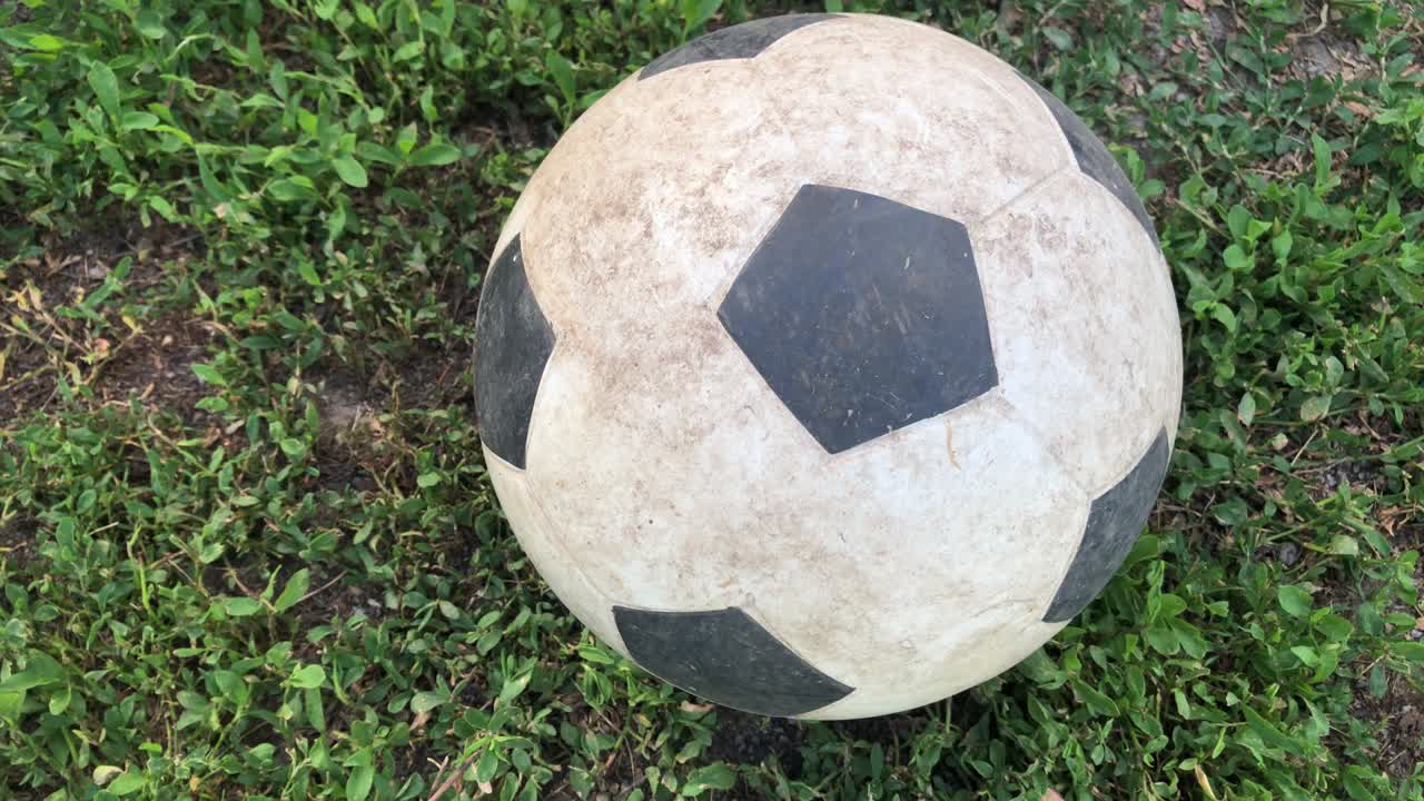 pelota de fútbol en el césped