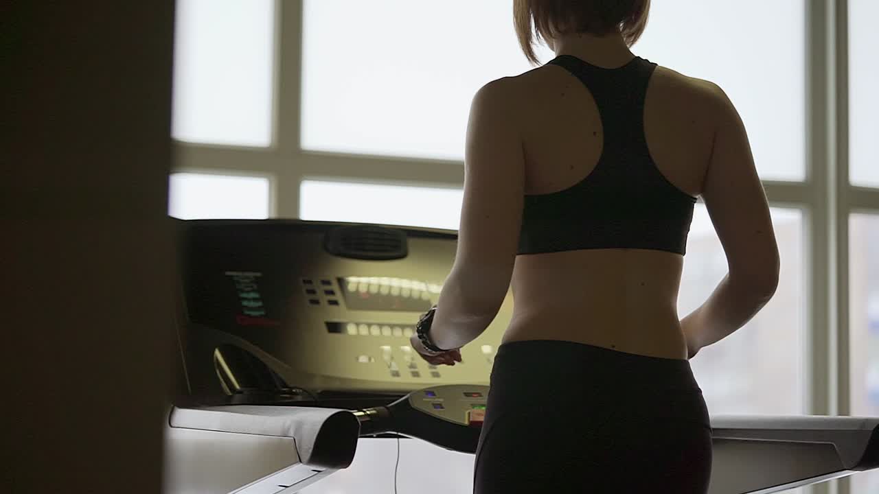 체육관 에서 트레드밀 에서 운동 하는 여자