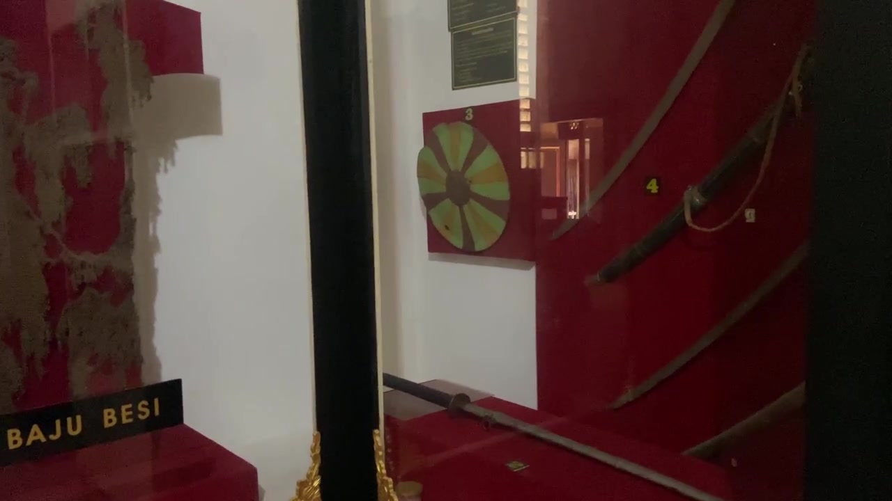 Reperti antichi e armi tradizionali in esposizione museale