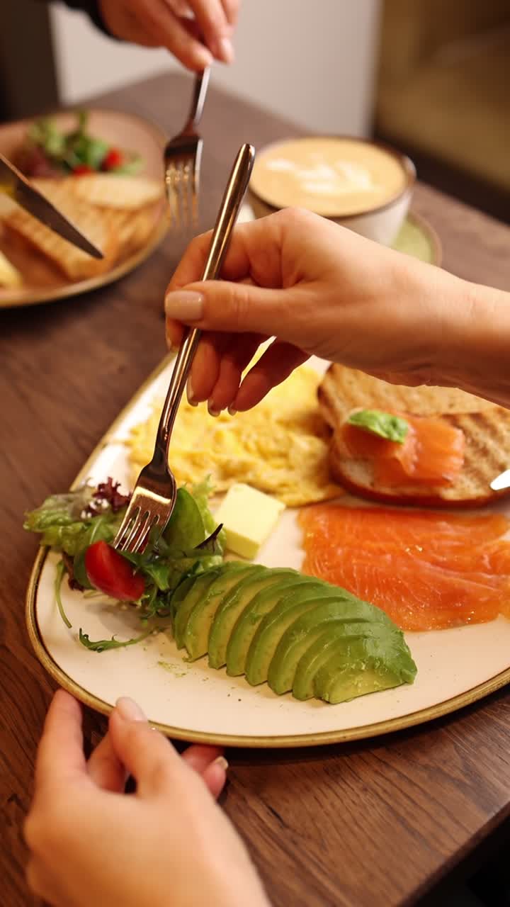 Una deliziosa colazione con salmone, avocado e uova strapazzate
