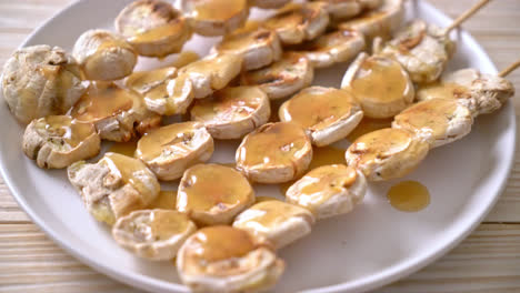 plátano en rodajas a la parrilla con salsa de caramelo