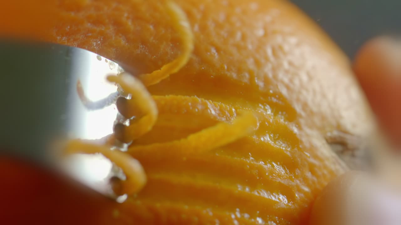 누군가 오렌지를  ⁇ 을 때 주스가  ⁇ 어나옵니다.