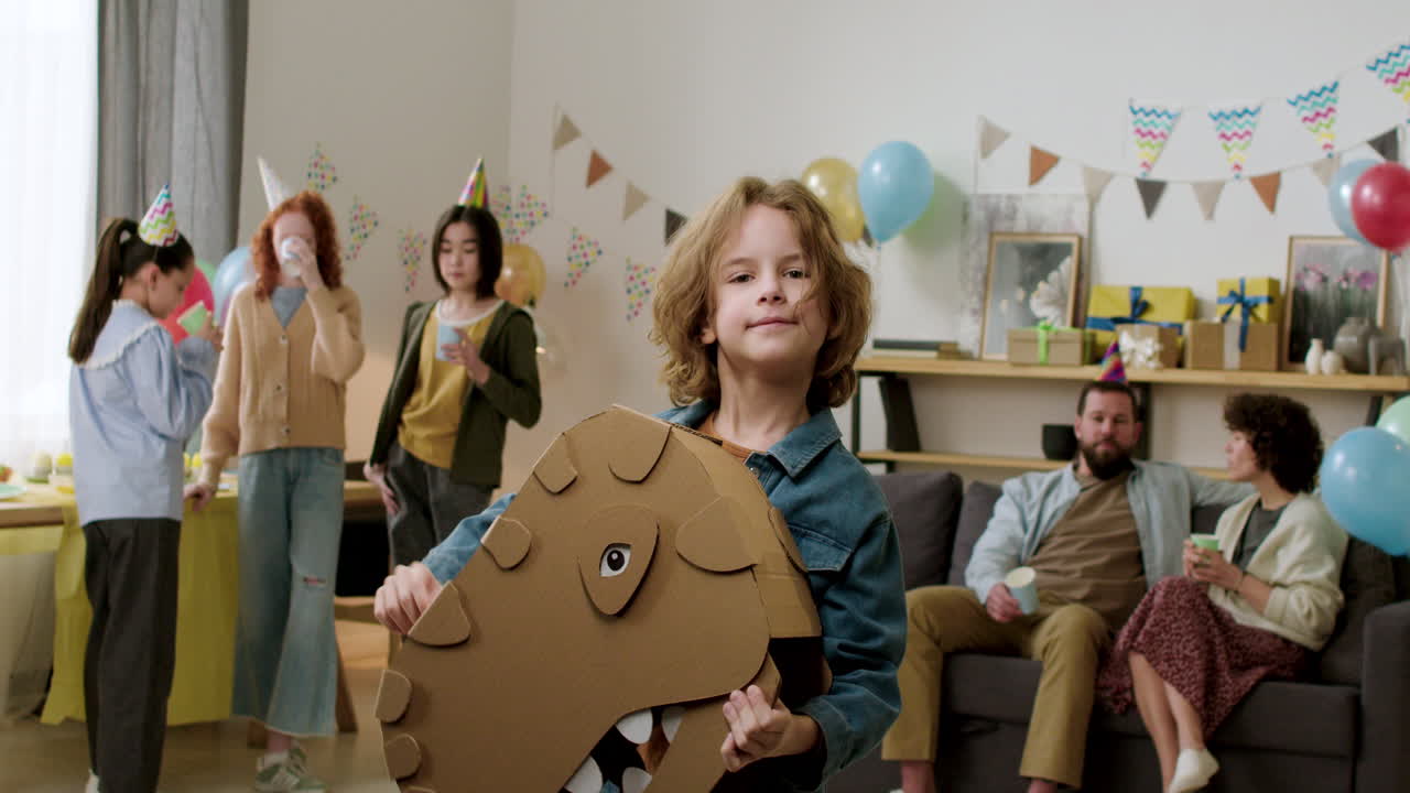 공 머리를 가진 생일아들이