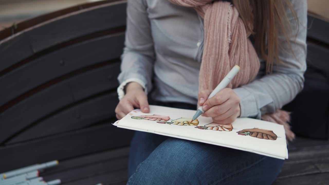 mujer dibujando ilustraciones de pies al aire libre