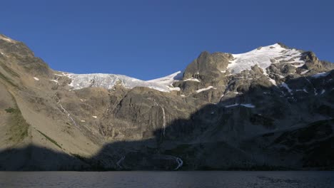 picos cubiertos de nieve por los lagos joffre, columbia británica, canadá