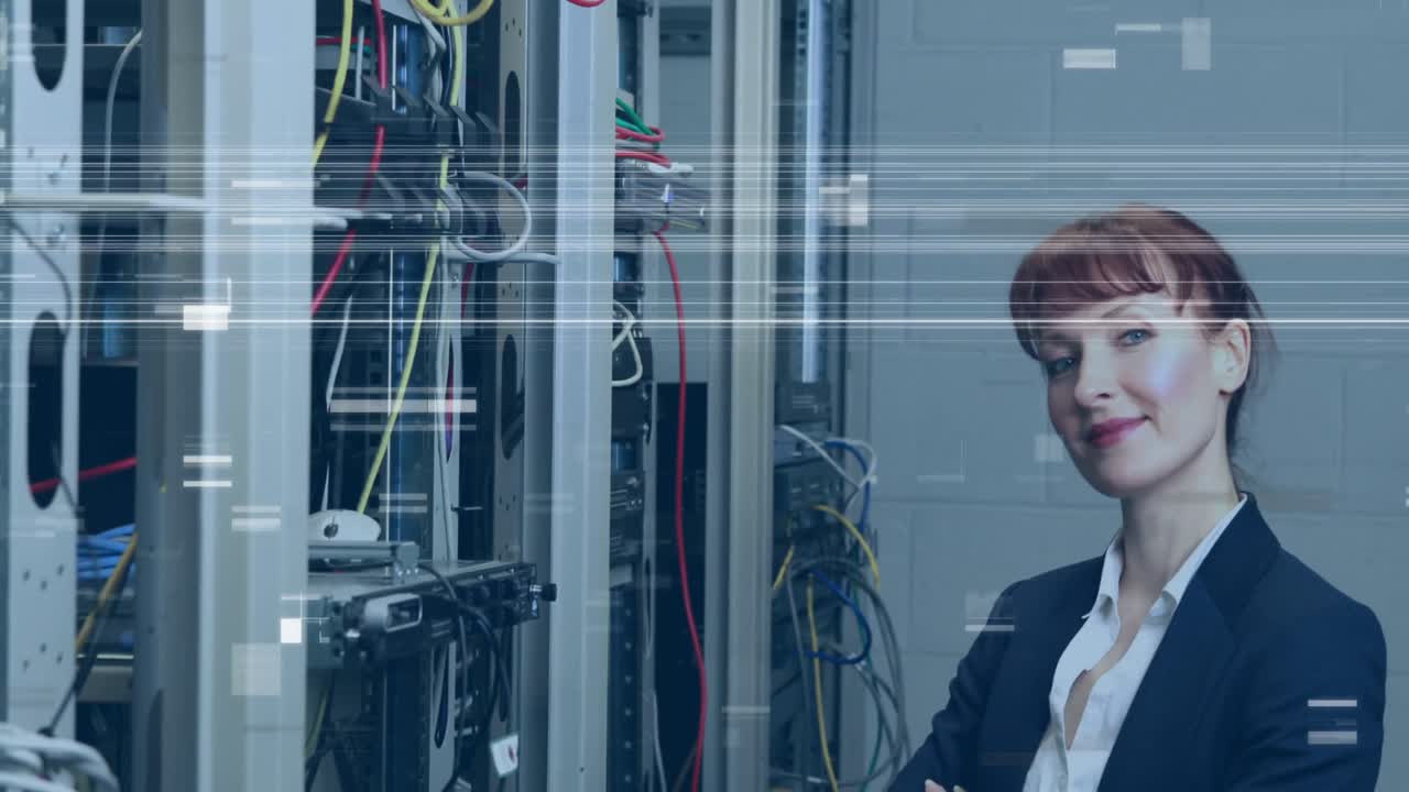 cuadrados de mosaico contra el retrato de una ingeniera caucásica en la sala del servidor de computadora