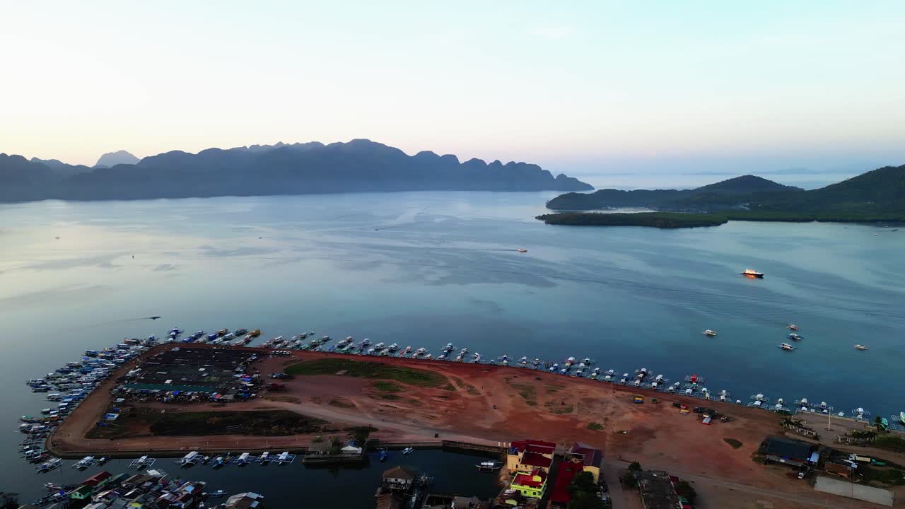 drone aerial pan a la izquierda sobre la ciudad de coron harbor durante una hermosa puesta de sol