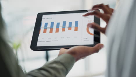 gente de negocios, manos y tableta en datos