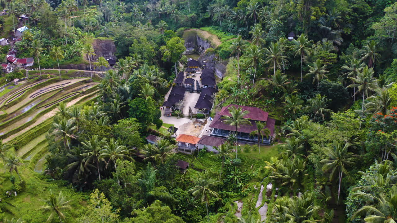 Sorvolo del Tempio di Gunung Kawi, un sito religioso tradizionale indù a Ubud, Bali, Indonesia.