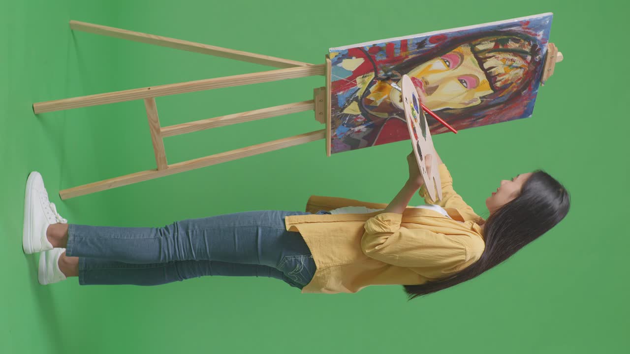 초록색 스크린 스튜디오에서 여성 초상화를 그리는