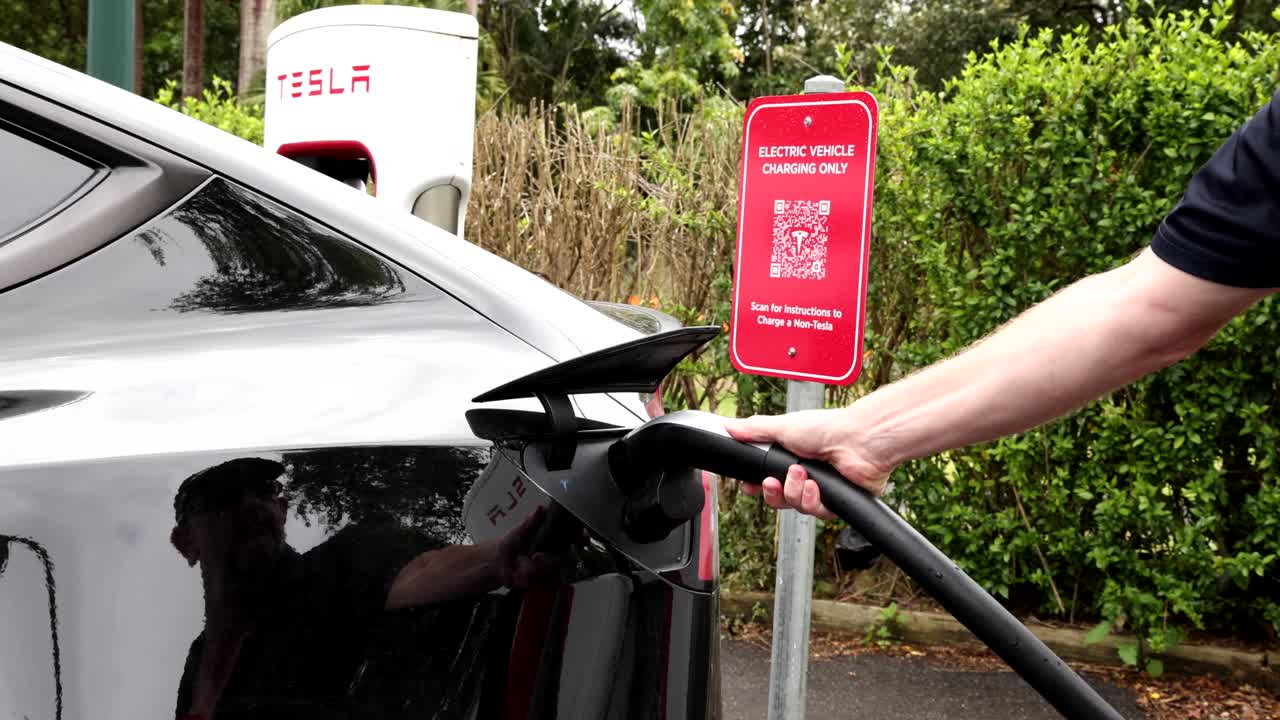 전기 자동차가 스테이션에서 충전되는 순서