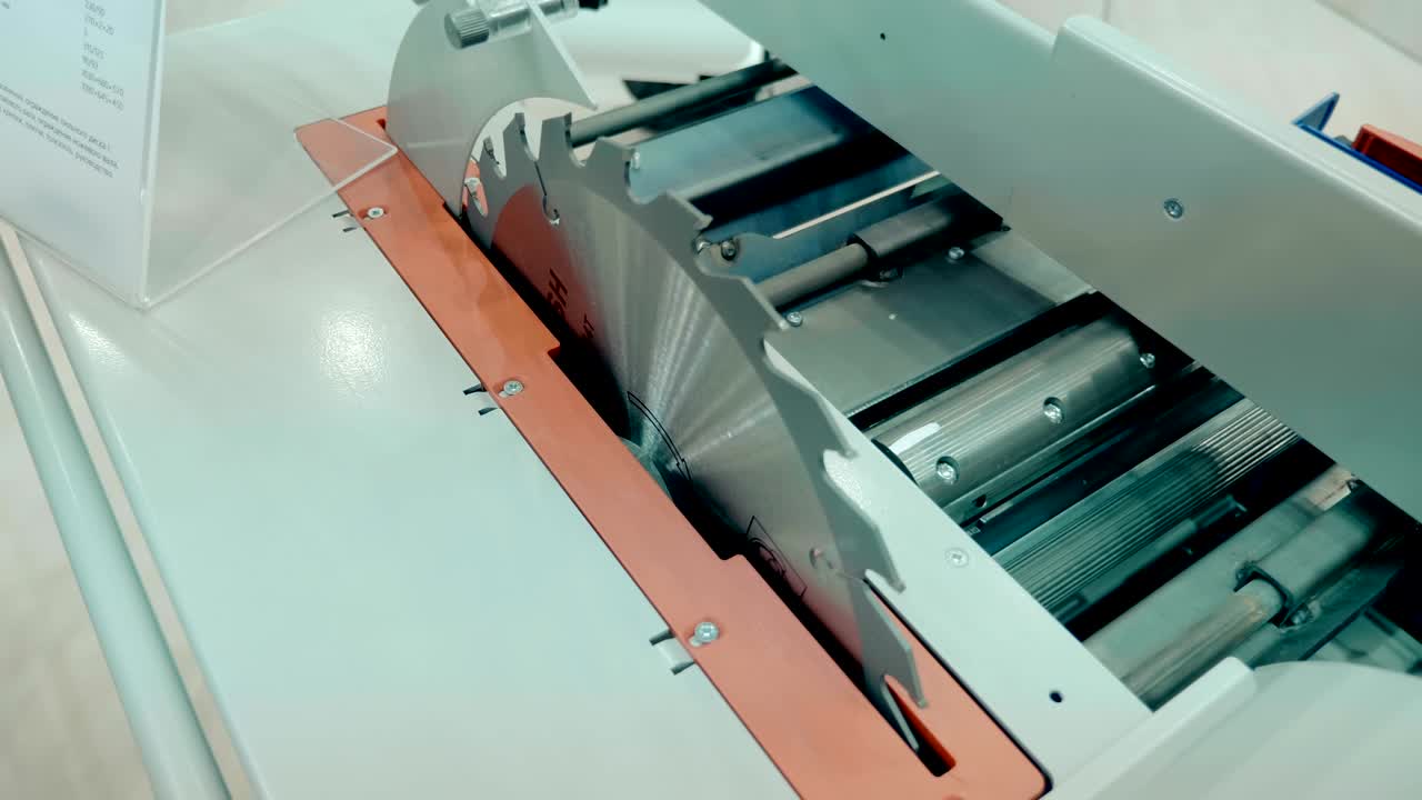 빠르고 고품질의 절단을위한 날카로운 디스크를 가진 새로운 전문 기계