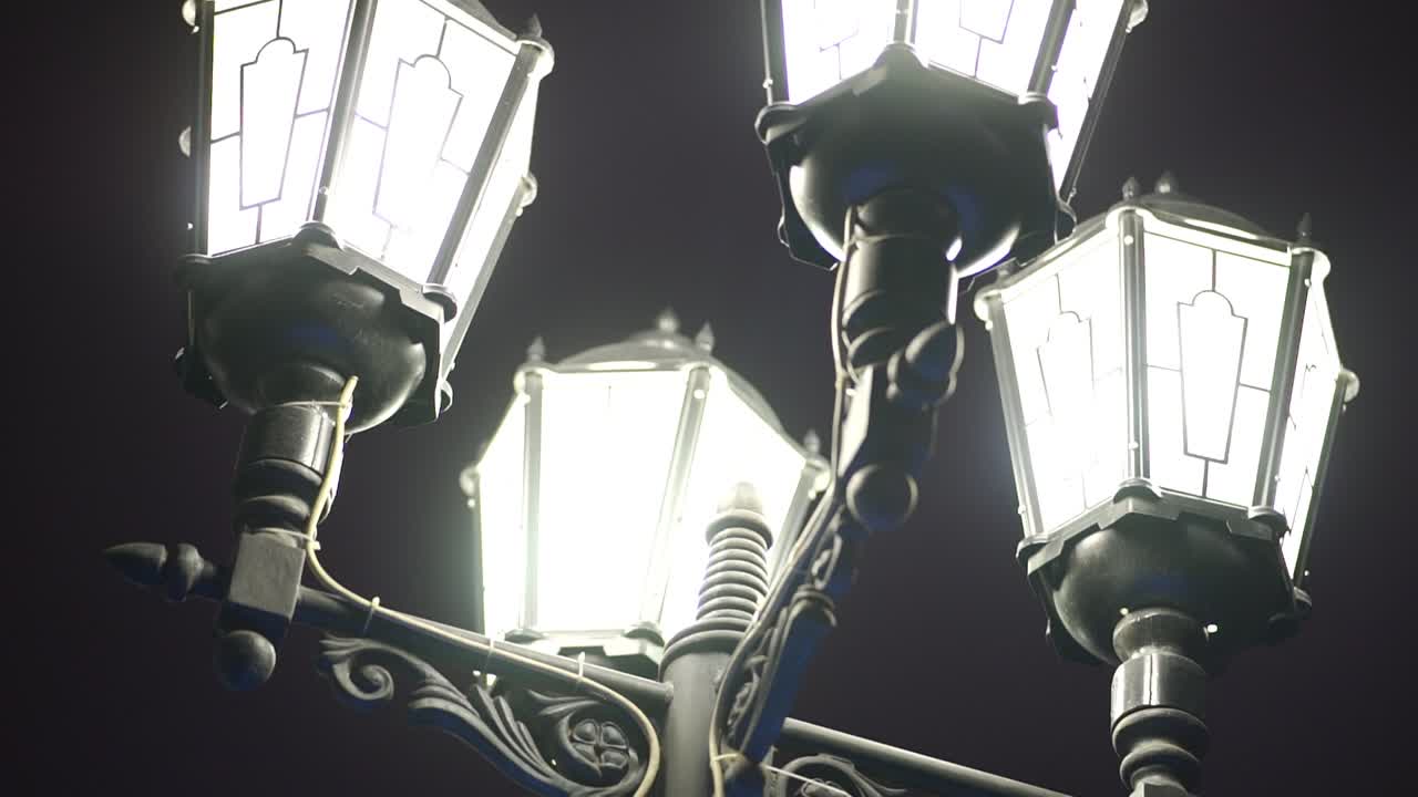 밤에 빈티지 거리 램프