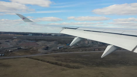 avión pov: vista del ala del avión, paisaje plano y aterrizaje en el aeropuerto, helsinki, finlandia, portátil