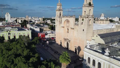 Low-aerial-flyover-Plaza-Grande-to-Merida-Cathedral-in-Merida,-Mexico