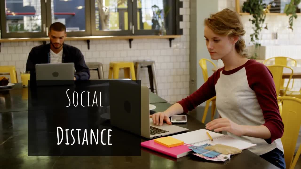 Animatie van een bord 'SOCIAL DISTANCE' boven Kaukasische mensen die in een koffiezaak werken.