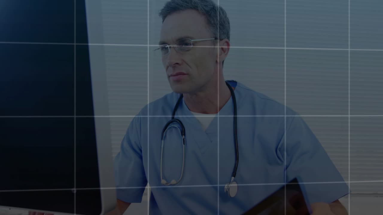 Medico che osserva il monitor e solleva una pellicola radiografica, analizzando cartelle cliniche con griglie di mappe del mondo.
