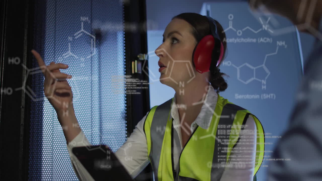 animación de procesamiento de datos y fórmula química sobre diversos trabajadores en la sala de servidores