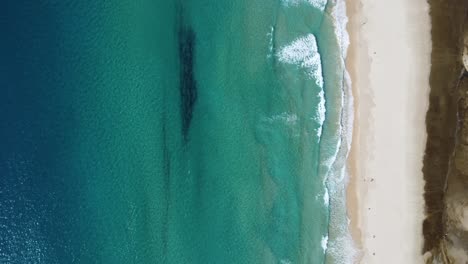 Colores-De-Agua-Turquesa-Perfectos-En-La-Playa-De-Tarifa-En-El-Sur-De-España,-Desde-Arriba-Con-Un-Dron