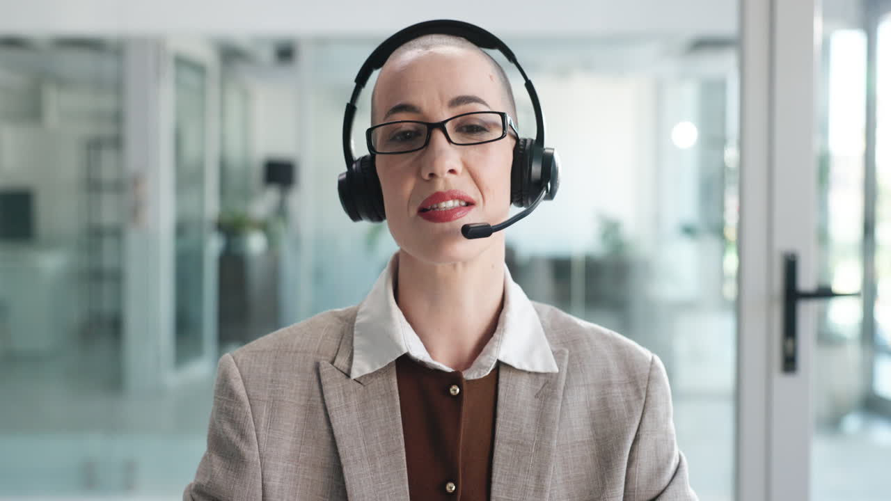 Forretningskvinne med headset på kontoret