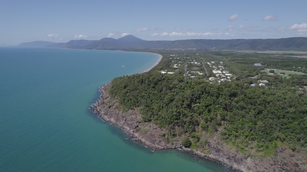 Vista panoramica di Four Mile Beach con un oceano calmo e turchese a Port Douglas, Queensland, Australia - ripresa con drone.