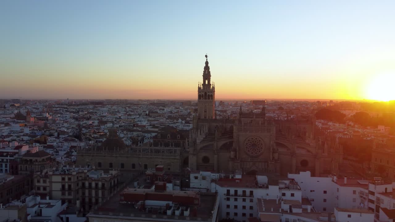 Katedral Sevilla. Rekaman drone kota Seville yang indah di Spanyol saat matahari terbit, UHD, 4K