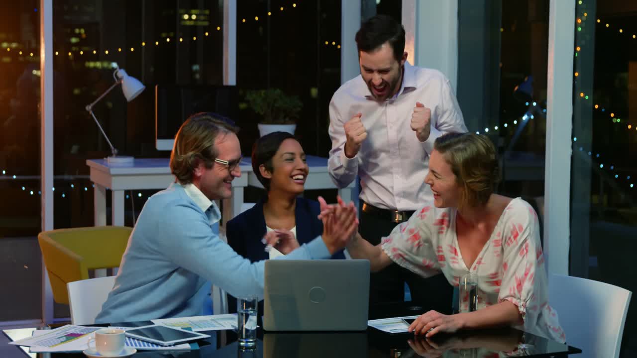 비즈니스 임원 들 이 노트북 을 통해 논의 하고 있다