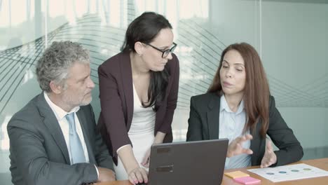 Red-haired-young-businesswoman-explaining-and-gesturing