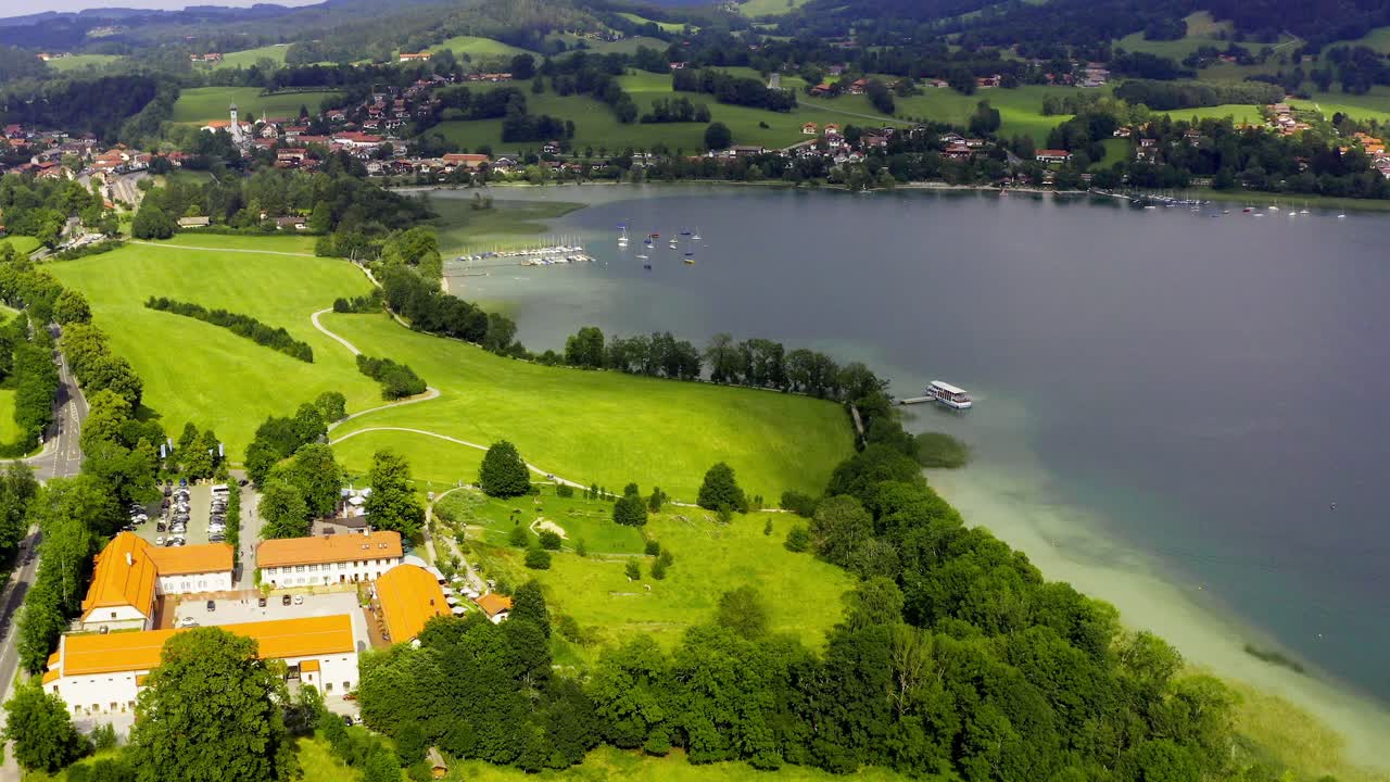 hermoso tegernsee bávaro - vista aérea de un barco amarrado en gmund y el restaurante gut kaltenbrunn en primer plano en un hermoso día de verano