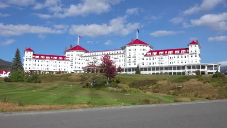 establshing shot of mt washington resort lodge in new hampshire