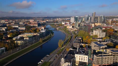 Drohnenbewegung-Vorwärts-über-Den-Fluss-Neris,-Der-Das-Alte-Stadtzentrum-Von-Vilnius-Mit-Dem-Modernen-Geschäftsviertel-Verbindet