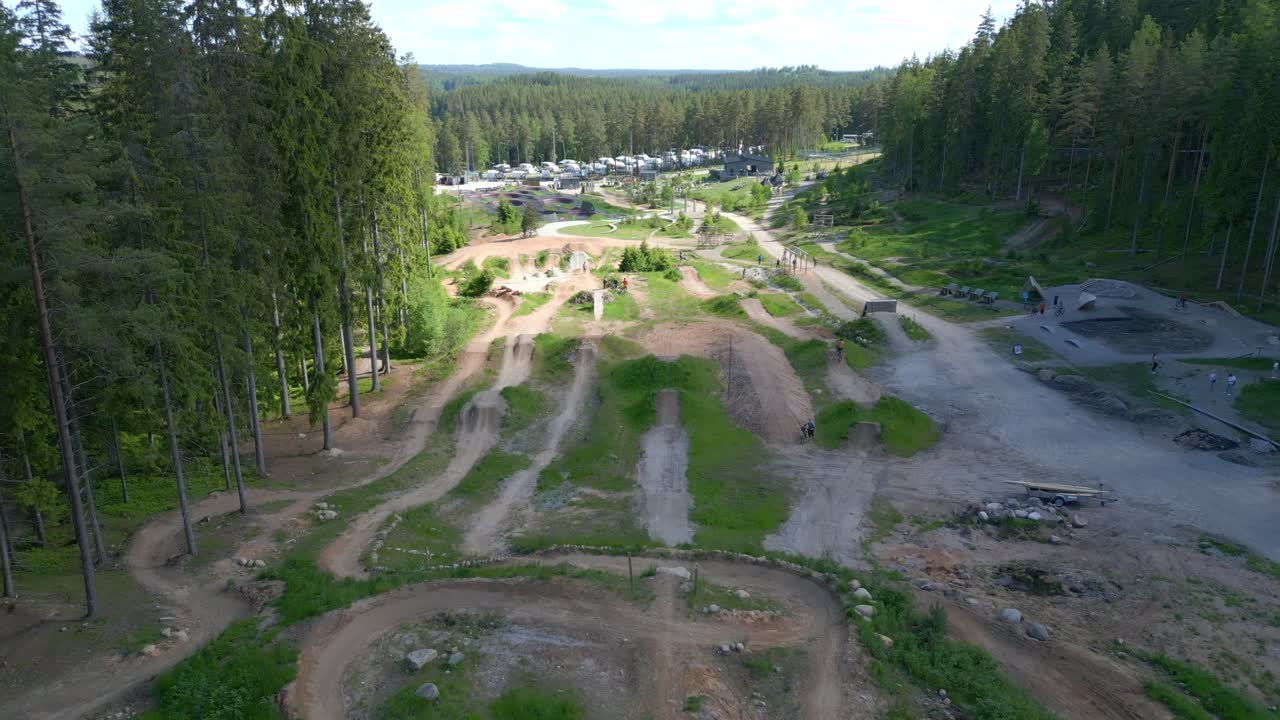 스웨덴 의 이자베르크 산악 리조트 에 있는 산악 자전거 코스 의 공중 촬영