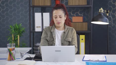 Business-woman-showing-his-empty-wallet-to-the-camera.