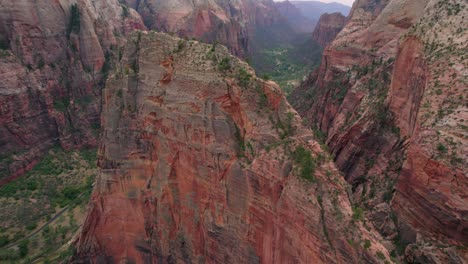 Aerial-4K-footage-of-Angels-Landing-in-Zion-National-Park,-Utah,-USA