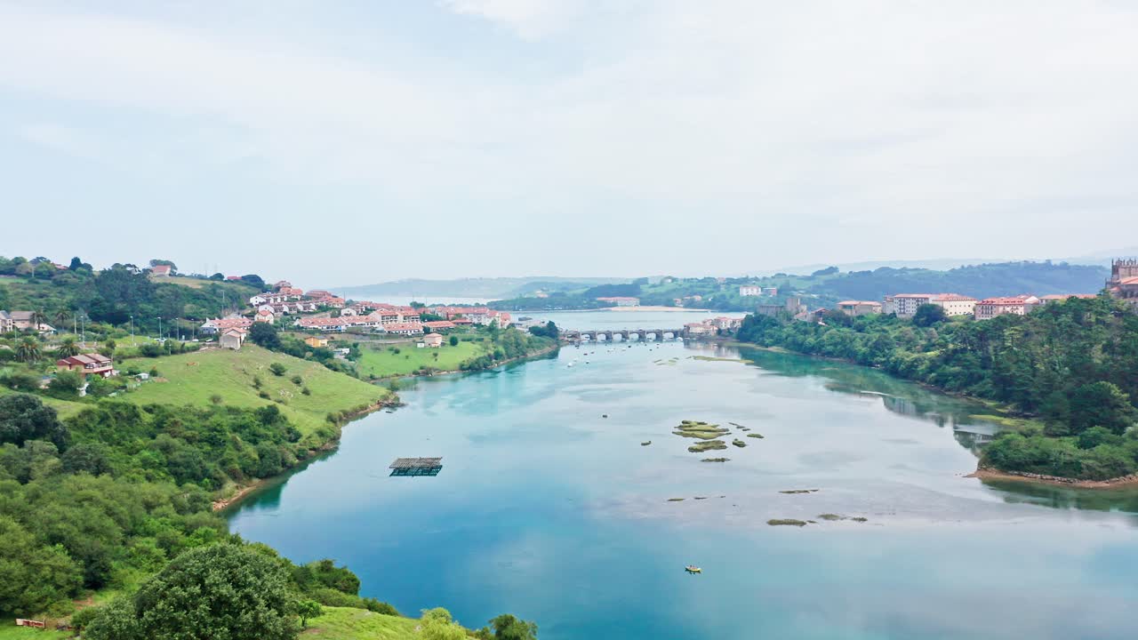 Paesaggio idilliaco dell'ingresso al mare verso la costa in un ambiente rurale verde
