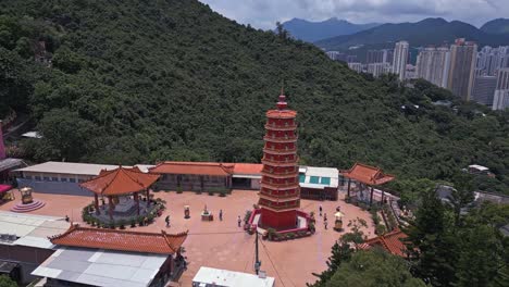 Antena-Sobre-El-Sitio-Del-Templo-Budista-Llamado-Monasterio-De-Los-Diez-Mil-Budas-En-Hong-Kong,-China