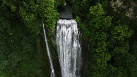 Vista-Aérea-De-Las-Cataratas-De-Marmore-En-Umbría,-Italia.